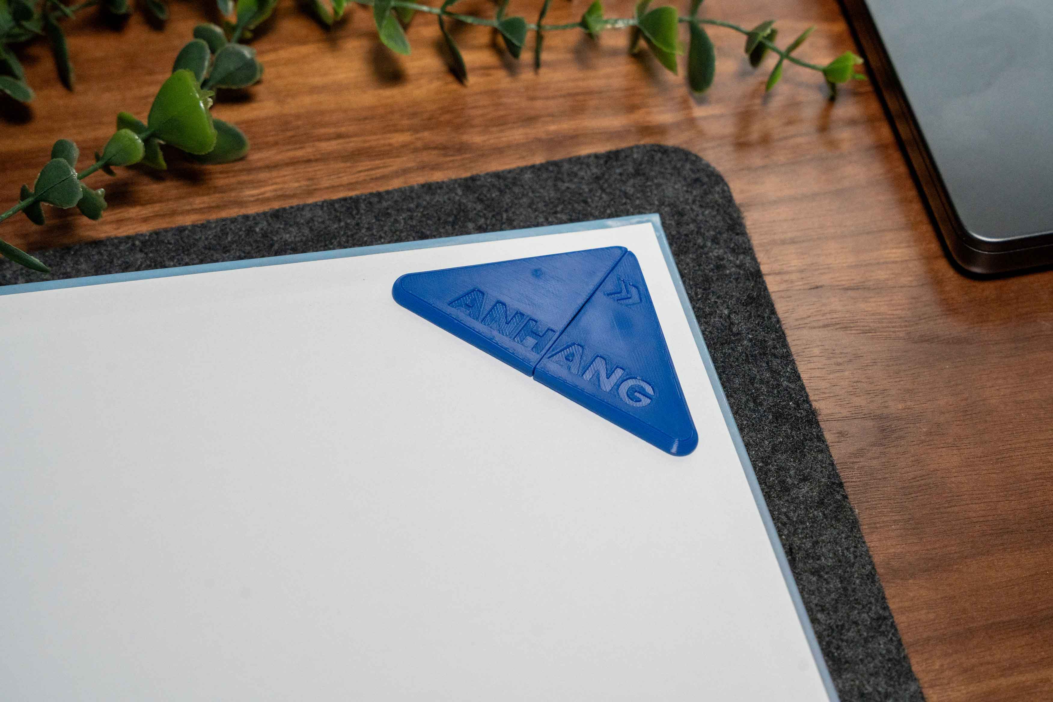 Blauer USB-Anhang klebend in Bachelorarbeit
