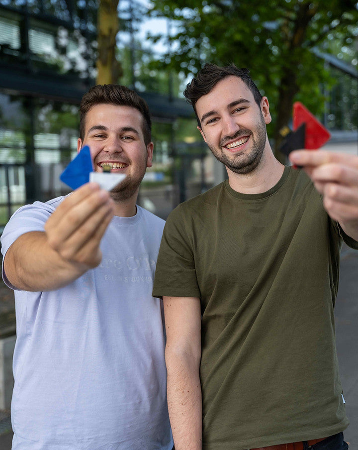 Zwei Gründer halten USB-Anhang in der Hand