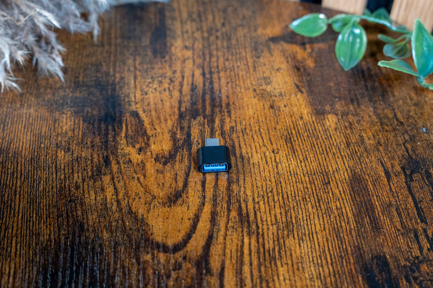 USB-C-Adapter von vorne mit USB-A- und USB-C-Anschluss